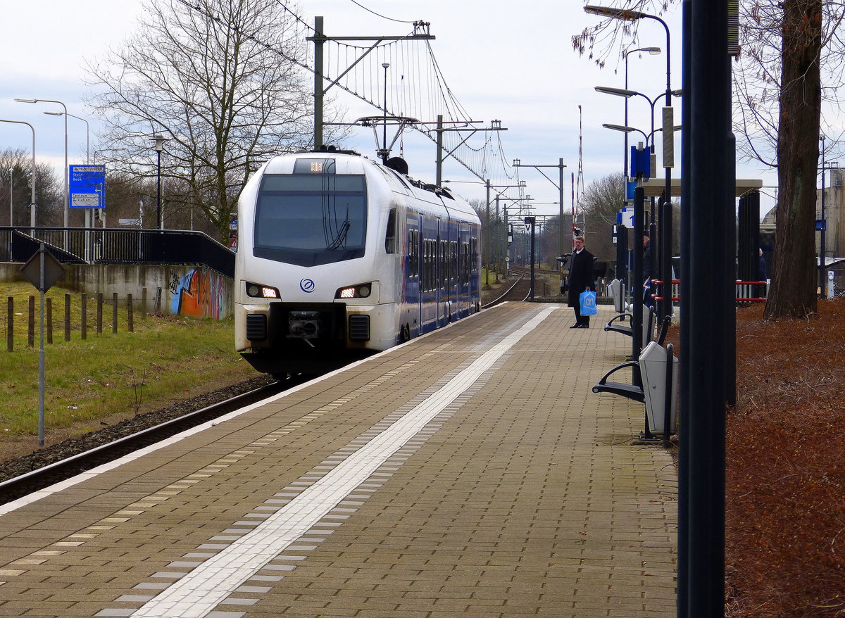 Ein Holländischer Regionalzug aus Maastricht-Randwyck(NL) nach Roermond(NL) und fährt in Geleen-Lutterade ein und hält in Geleen-Lutterade(NL) und fährt dann weiter in Richtung Sittard(NL). 
Aufgenommen in Geleen-Lutterade(NL). 
Bei Sonne und Wolken am Mittag vom 11.3.2018. 