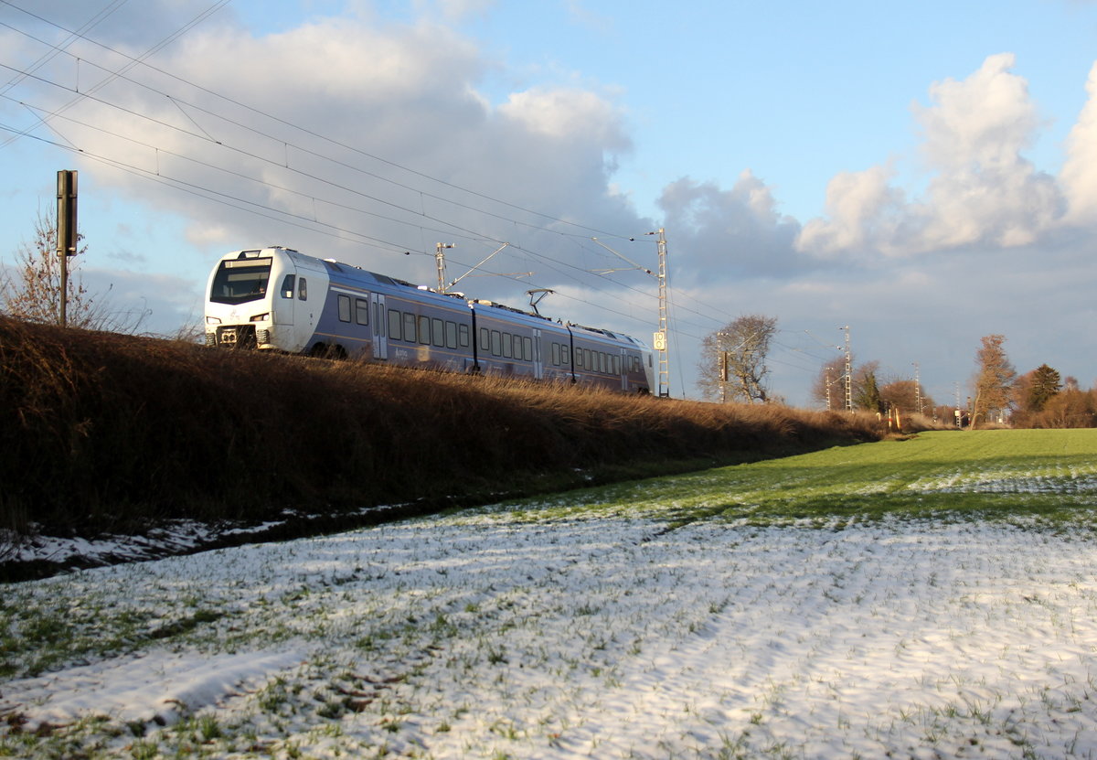 Ein Holländischer Regionalzug aus Maastricht(NL) nach Aachen-Hbf(D) und kommt aus Richtung  Herzogenrath,Kohlscheid und fährt durch Richterich in Richtung Laurensberg,Aachen-West,Aachen-Schanz,Aachen-Hbf. 
Aufgenommen zwischen Aachen und Kohlscheid in Uersfeld,Richterich. 
Bei Schnee und Sonnenschein am Kalten Nachmittag vom 3.2.2019.