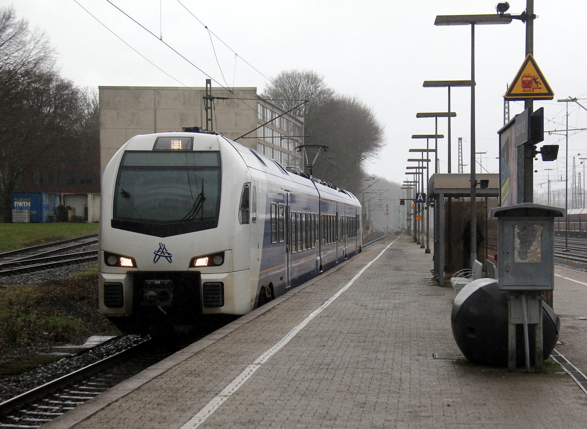 Ein Holländischer Regionalzug aus Maastricht(NL) nach Aachen-Hbf(D) und kommt aus Richtung Herzogenrath, Kohlscheid,Richterich,Laurensberg und fährt in Aachen-West ein und hält in Aachen-West und fährt dann weiter in Richtung Aachen-Schanz,Aachen-Hbf. 
Aufgenommen vom Bahnsteig in Aachen-West. 
Bei Regenwetter am Nachmittag vom 9.2.2019.