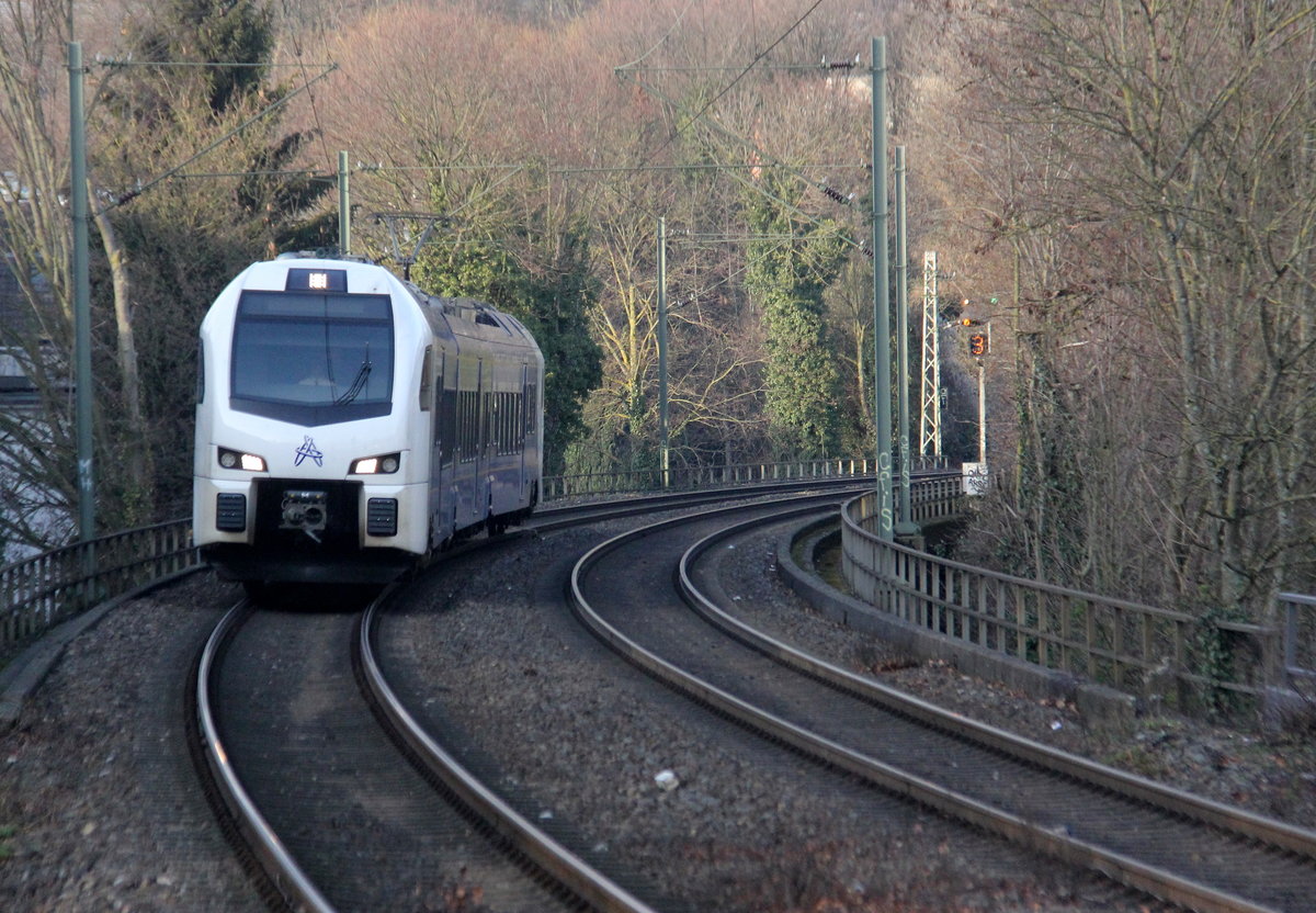 Ein Holländischer Regionalzug aus Maastricht(NL) nach Aachen-Hbf(D) und kommt aus Richtung Herzogenrath, Kohlscheid,Richterich,Laurensberg,Aachen-West und fährt durch Aachen-Schanz in Richtung Aachen-Hbf.
Aufgenommen vom Bahnsteig von Aachen-Schanz. 
Bei Sonnenschein am Nachmittag vom 12.2.2019.