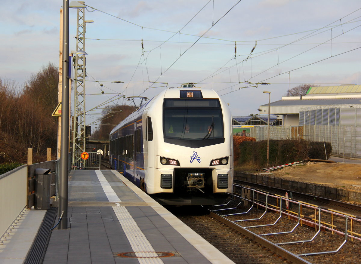 Ein Holländischer Regionalzug aus Maastricht(NL) nach Aachen-Hbf(D) und kommt die Kohlscheider-Rampe hoch aus Richtung Herzogenrath und fährt durch Kohlscheid in Richtung Richterich,Laurensberg,Aachen-West,Aachen-Schanz,Aachen-Hbf. 
Aufgenommen vom Bahnsteig 2 in Kohlscheid.
Bei Sonne und Wolken am Nachmittag vom 20.2.2019.