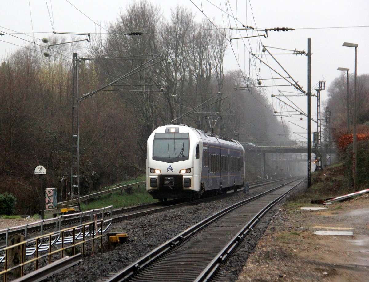 Ein Holländischer Regionalzug aus Maastricht(NL) nach Aachen-Hbf(D) und kommt die Kohlscheider-Rampe hoch aus Richtung Herzogenrath und fährt durch Kohlscheid in Richtung Richterich,Laurensberg,Aachen-West,Aachen-Schanz,Aachen-Hbf. 
Aufgenommen vom Bahnsteig 1 in Kohlscheid. 
Bei Regenwetter am Nachmittag vom 1.3.2019.