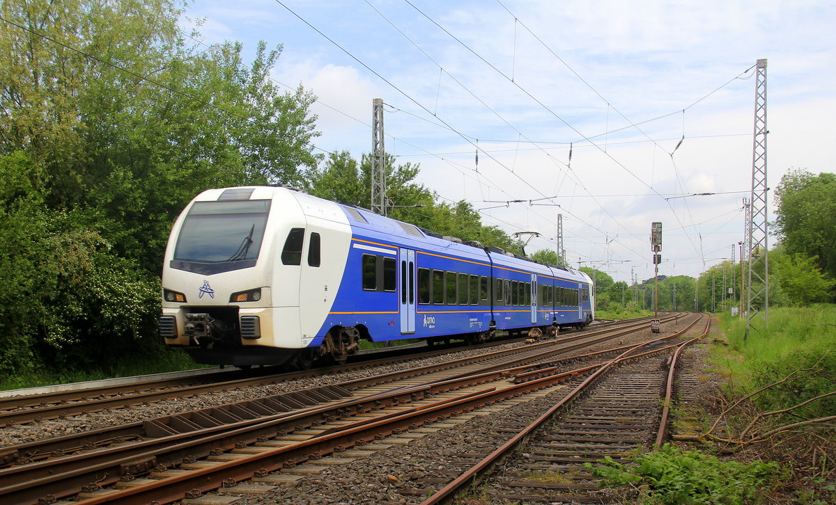 Ein Holländischer Regionalzug aus Maastricht(NL) nach Aachen-Hbf(D) und kommt aus Richtung Herzogenrath,Kohlscheid und fährt durch Kohlscheid-Wilsberg in Richtung Richterich,Laurensberg,Aachen-West,Aachen-Schanz,Aachen-Hbf. 
Aufgenommen bei Wilsberg in Kohlscheid.
Bei schönem Frühlingswetter am Mittag vom 25.5.2019.
