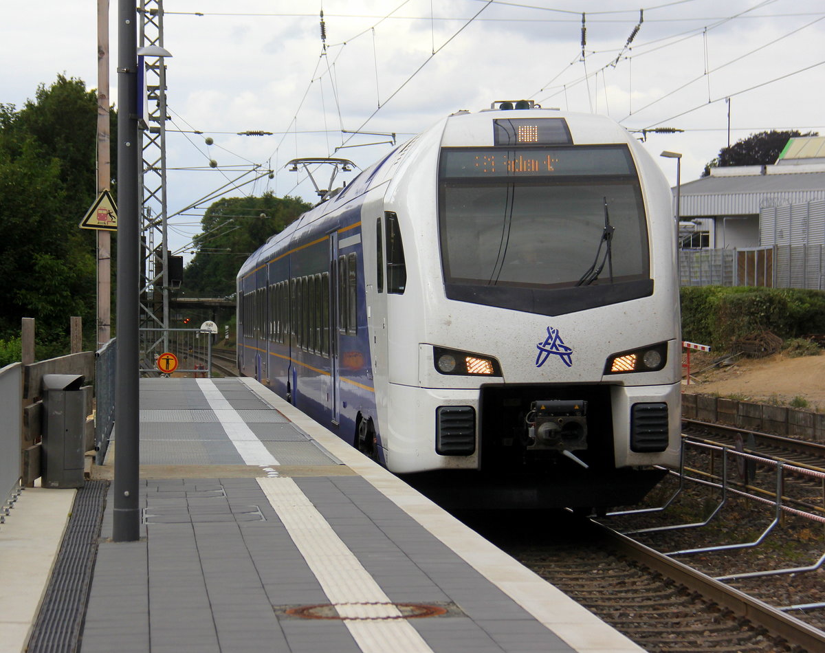 Ein Holländischer Regionalzug aus Maastricht(NL) nach Aachen-Hbf(D) und kommt die Kohlscheider-Rampe hoch aus Richtung Herzogenrath und fährt durch Kohlscheid in Richtung Richterich,Laurensberg,Aachen-West,Aachen-Schanz,Aachen-Hbf. 
Aufgenommen vom Bahnsteig 2 in Kohlscheid.
Bei Sonne und Wolken am Abend vom 8.7.2019. 