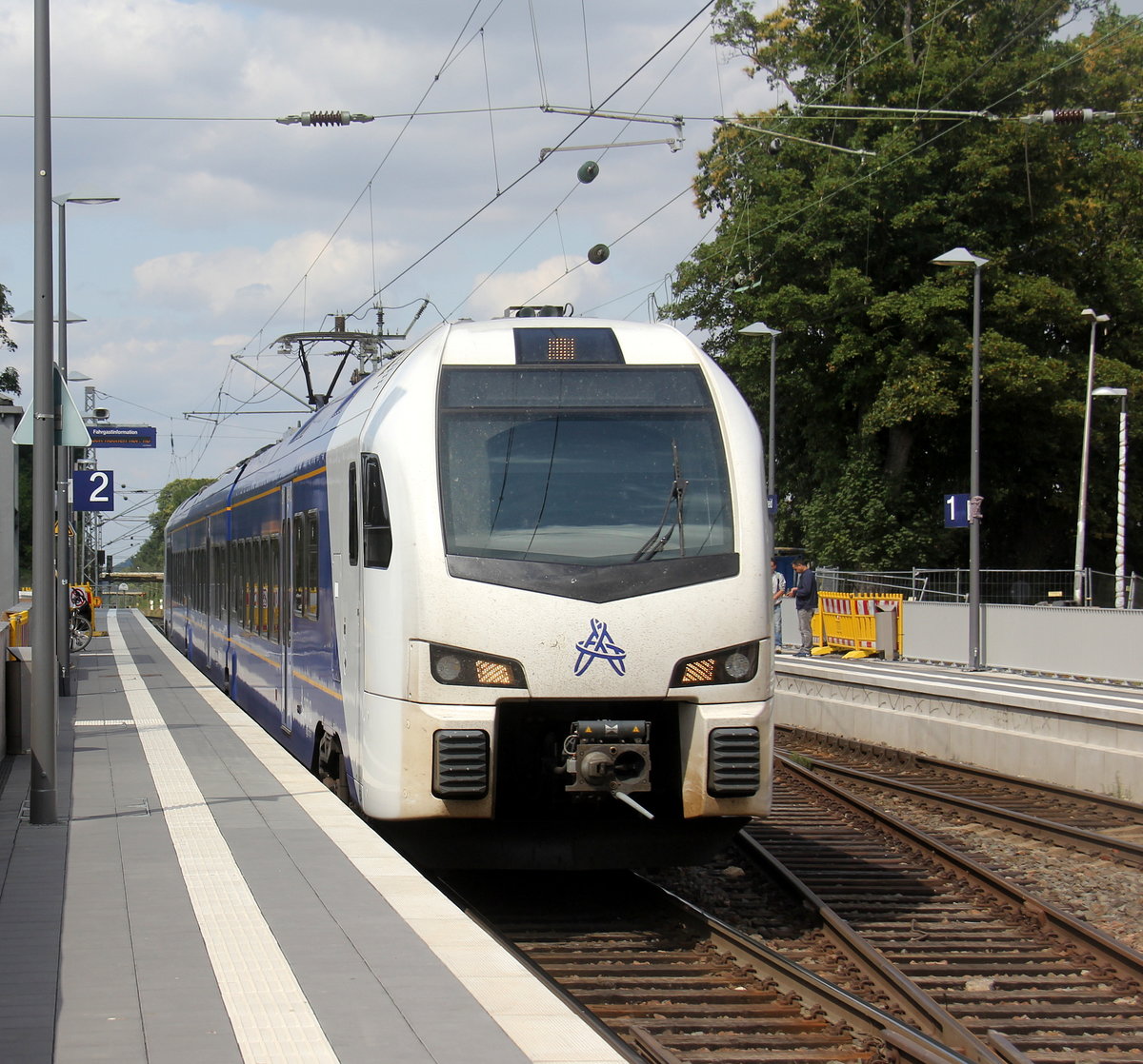 Ein Holländischer Regionalzug aus Maastricht(NL) nach Aachen-Hbf(D) und kommt die Kohlscheider-Rampe hoch aus Richtung Herzogenrath und fährt durch Kohlscheid in Richtung Richterich,Laurensberg,Aachen-West,Aachen-Schanz,Aachen-Hbf. 
Aufgenommen vom Bahnsteig 2 in Kohlscheid. 
Bei Sonne und Wolken am Nachmittag vom 9.7.2019.