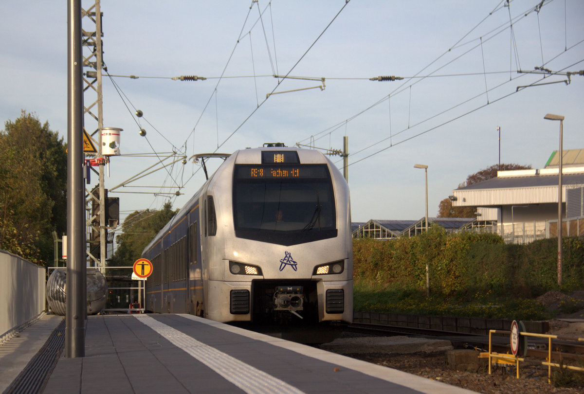 Ein Holländischer Regionalzug aus Maastricht(NL) nach Aachen-Hbf(D) und kommt die Kohlscheider-Rampe hoch aus Richtung Herzogenrath und fährt durch Kohlscheid in Richtung Richterich,Laurensberg,Aachen-West,Aachen-Schanz,Aachen-Hbf. 
Aufgenommen vom Bahnsteig 2 in Kohlscheid.
Bei schönem Sonnenschein am Nachmittag vom 25.10.2019.