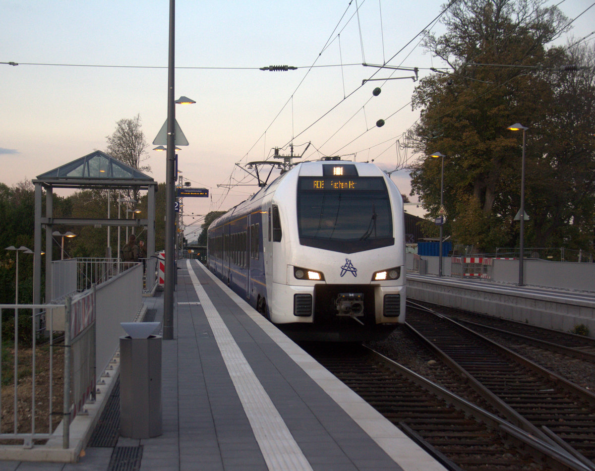 Ein Holländischer Regionalzug aus Maastricht(NL) nach Aachen-Hbf(D) und kommt die Kohlscheider-Rampe hoch aus Richtung Herzogenrath und fährt durch Kohlscheid in Richtung Richterich,Laurensberg,Aachen-West,Aachen-Schanz,Aachen-Hbf. Aufgenommen vom Bahnsteig 2 in Kohlscheid. 
In der Abenddämmerung am Abend vom 29.10.2019.