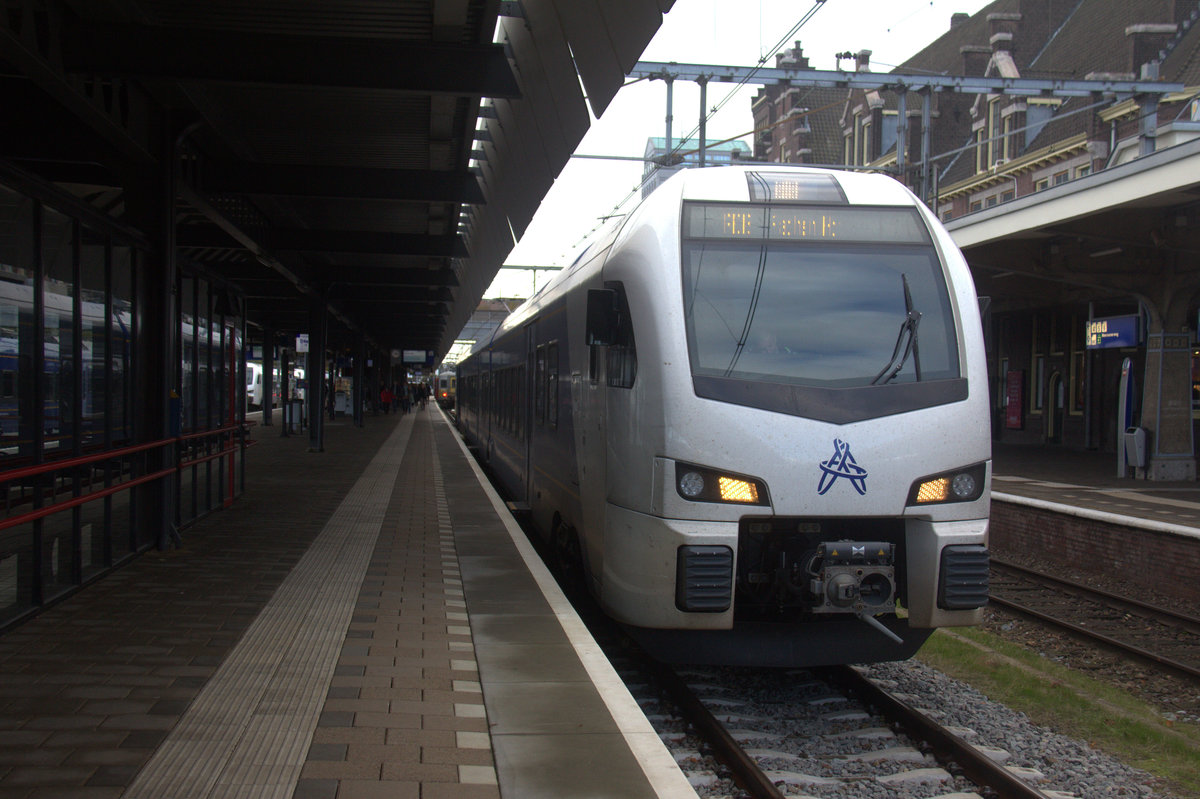Ein Holländischer Regionalzug aus Maastricht(NL) nach Aachen-Hbf(D) steht in Maastricht(NL) abfahrbreit nach Deutschland.
Aufgenommen vom Bahnsteig 5 in Maastricht(NL). 
Am Nachmittag vom 4.11.2019.
Und das ist mein 10700tes Bahnbild bei http://WWW.Bahnbilder de.