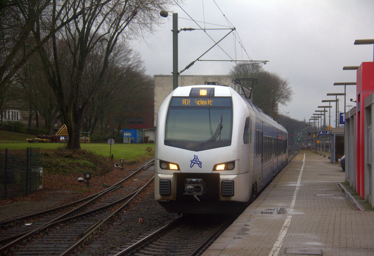Ein Holländischer Regionalzug aus Maastricht(NL) nach Aachen-Hbf(D) und kommt aus Richtung Herzogenrath, Kohlscheid,Richterich,Laurensberg und fährt in Aachen-West ein und hält in Aachen-West und fährt dann weiter in Richtung Aachen-Schanz,Aachen-Hbf. 
Aufgenommen vom Bahnsteig in Aachen-West.
Bei Regenwolken am Nachmittag vom 25.12.2019.