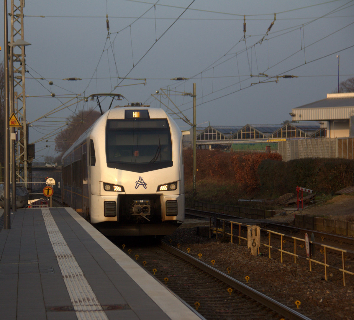 Ein Holländischer Regionalzug aus Maastricht(NL) nach Aachen-Hbf(D) und kommt die Kohlscheider-Rampe hoch aus Richtung Herzogenrath und fährt durch Kohlscheid in Richtung Richterich,Laurensberg,Aachen-West,Aachen-Schanz,Aachen-Hbf. 
Aufgenommen vom Bahnsteig 2 in Kohlscheid. 
In der Abendstimmung am Abend vom 24.1.2020.