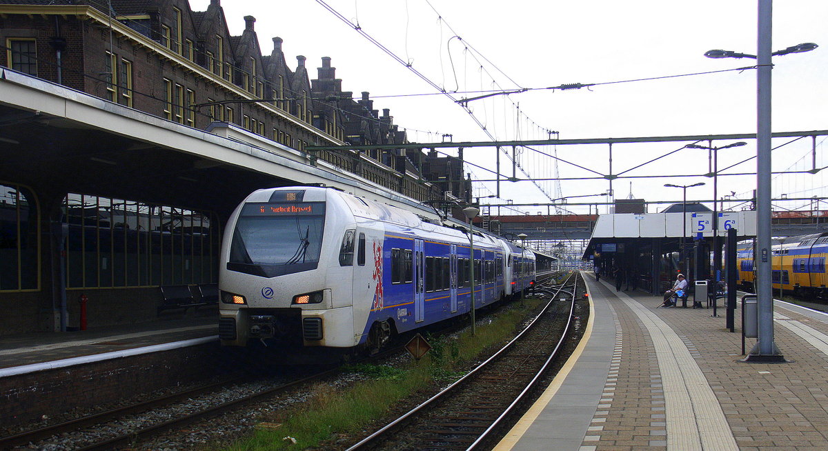 Ein Holländischer Regionalzug aus Roermond(NL) nach Maastricht-Randwyck(NL) und  fährt bei der Ausfahrt aus Maastricht(NL) in Richtung Maastricht-Randwyck. Aufgenommen vom Bahnsteig 5 in Maastricht(NL). Bei Gewittergefahr am Nachmittag vom 15.6.2017. 