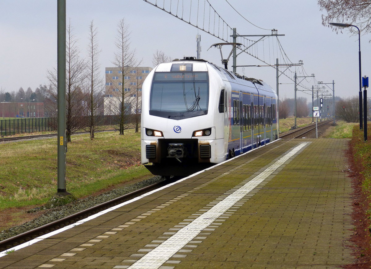 Ein Holländischer Regionalzug aus Roermond(NL) nach Maastricht-Randwyck(NL) und fährt in Geleen-Lutterade ein und hält in Geleen-Lutterade(NL) und fährt dann weiter in Richtung Maastricht(NL). 
Aufgenommen in Geleen-Lutterade(NL).
Bei Regenwetter am Kalten Mittag vom 3.2.2018.