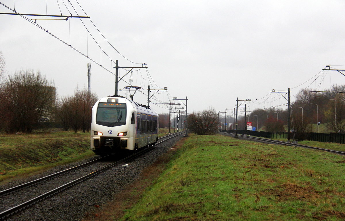 Ein Holländischer Regionalzug aus Roermond(NL) nach Maastricht-Randwyck(NL) und fährt in Geleen-Lutterade ein und hält in Geleen-Lutterade(NL) und fährt dann weiter in Richtung Maastricht(NL). 
Aufgenommen in Geleen-Lutterade(NL). 
Bei Regenwetter am Nachmittag vom 23.12.2018.