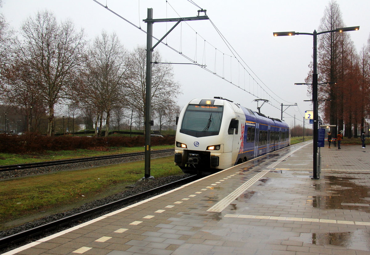 Ein Holländischer Regionalzug aus Roermond(NL) nach Maastricht-Randwyck(NL) und fährt in Geleen-Lutterade ein und hält in Geleen-Lutterade(NL) und fährt dann weiter in Richtung Maastricht(NL). Aufgenommen in Geleen-Lutterade(NL). Bei Regenwetter am Nachmittag vom 23.12.2018.