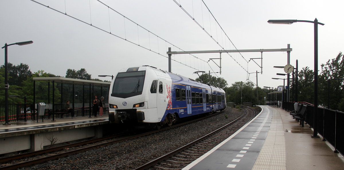 Ein Holländischer Regionalzug kommt aus Maastricht-Randwyck(NL) nach Heerlen(NL) und hält in Heerlen-Woonboulevard(NL) und fährt dann weiter in Richtung Heerlen(NL). 
Aufgenommen vom Bahnsteig in Heerlen-Woonboulevard(NL). 
Bei Regenwetter am Mittag vom 9.8.2019.