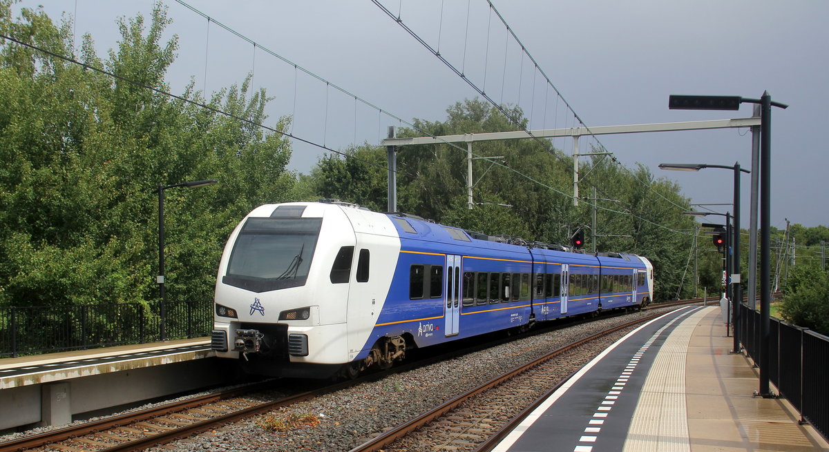 Ein Holländischer Regionalzug kommt aus Heerlen(NL) nach Maastricht(NL) und fährt durch Heerlen-Woonboulevard(NL) in Richtung Maastricht(NL). 
Aufgenommen vom Bahnsteig in Heerlen-Woonboulevard(NL). 
Bei Sonne und Regenwolken am Mittag vom 9.8.2019.