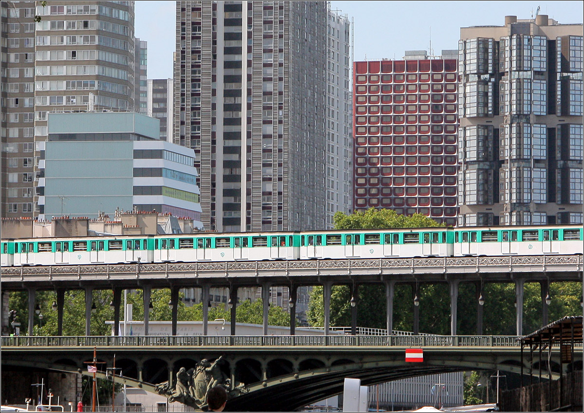 Ein horizontales Band -

... vor den vertikalen Hochhäusern. 
Ein Metrozug auf der Pont de Bir-Hakem.

18.07.2012 (M)