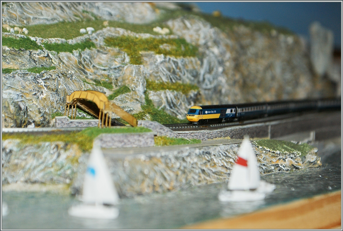 Ein HST 125 auf der Fahrt von  London Paddington nach Penzance  auf meiner T Gauge Anlage. Im Wirklichkeit muss auf solche Bilder leider verzichtet werden, da die Strecke bei Dawlish infolge Unwettersäden voraussichtlich bis am 4. April unterbrochen ist.
17. Feb. 2014