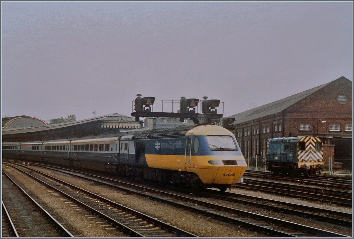 Ein HST 125 mit dem führenden Triebkopf 43086 verlässt York in Richtung Norden. 
Rechts im Bild ist noch die Class 08, die 08341 zu sehen. 

20. Juni 1984
