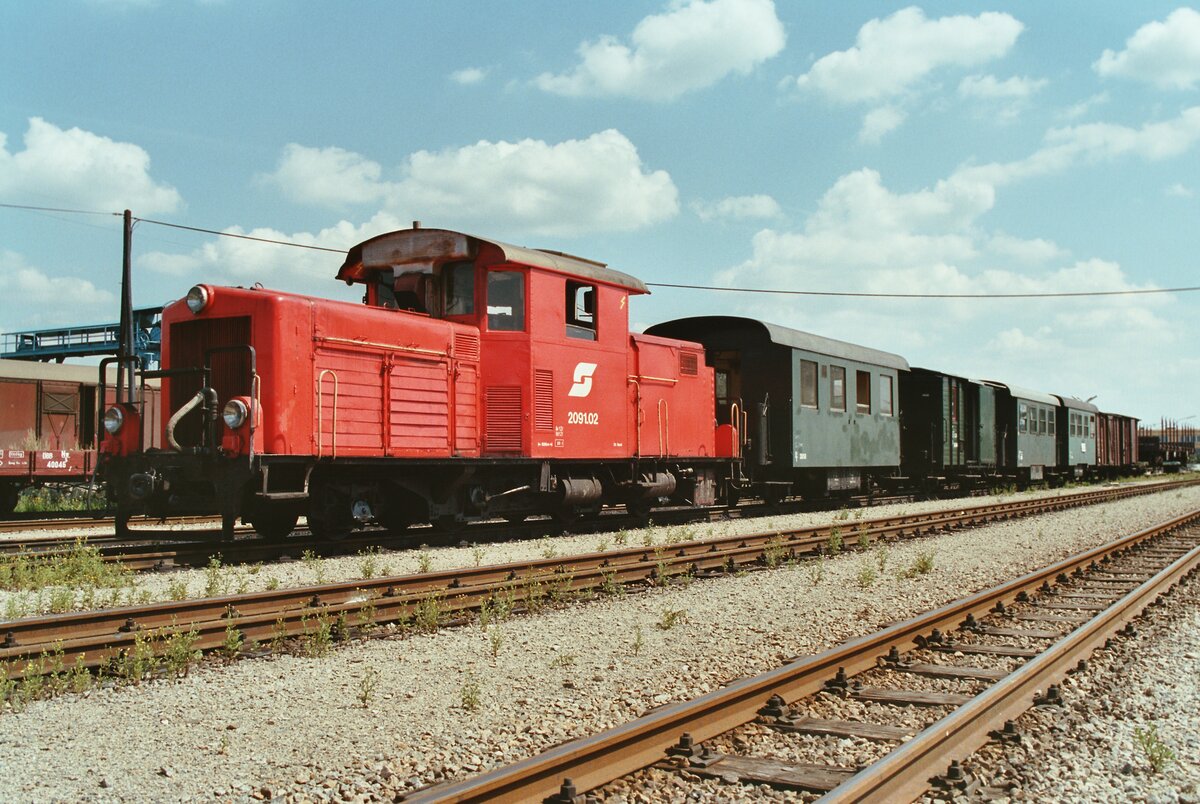 Ein hübscher Zug der Waldviertelbahn mit ÖBB-Lok 2091.02, Ort leider unbekannt.
Datum: 18.08.1984 

