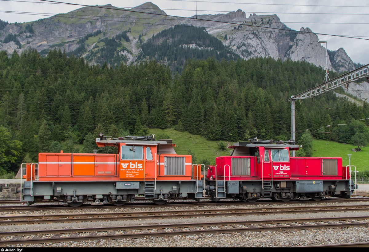 Ein hübsches Pärchen - die beiden BLS Eea 935 402 und Ee 936 135. Fotografiert am 23. August 2015 im Bahnhof Kandersteg.