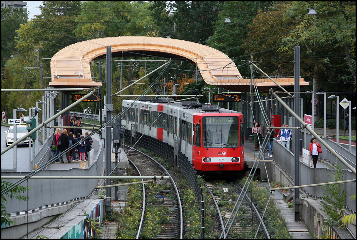 Ein Hufeisen über der Stadtbahn -

Haltestelle Zoo/Flora an einer oberirdischen U-Bahnstrecke in Köln. Das über die Gleise führende Bahnsteigdach ist das Pendant zu der ebenfalls hufeisenförmigen Fußgängerbrücke über die Gleise auf der anderen Seite, von der aus das Foto entstand. Im Jahr 2010 wurde die aus dem Jahr 1974 stammende Station umgebaut und mit Hochbahnsteigen ausgerüstet. 

16.10.2019 (M)
