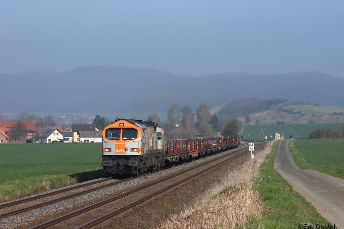 Ein HVLE-Tiger mit einem Stahlzug (fährt für VPS) nach Ilsenburg am 29.03.14. bei Heißum.