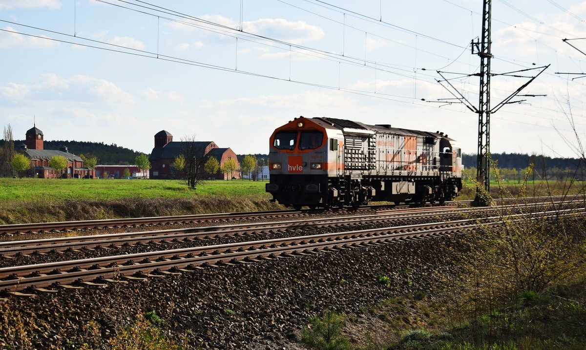 Ein HVLE Tiger V330.2 (250 010-6) beim Kopfwechsel bei Brieske am 20.04.2016.