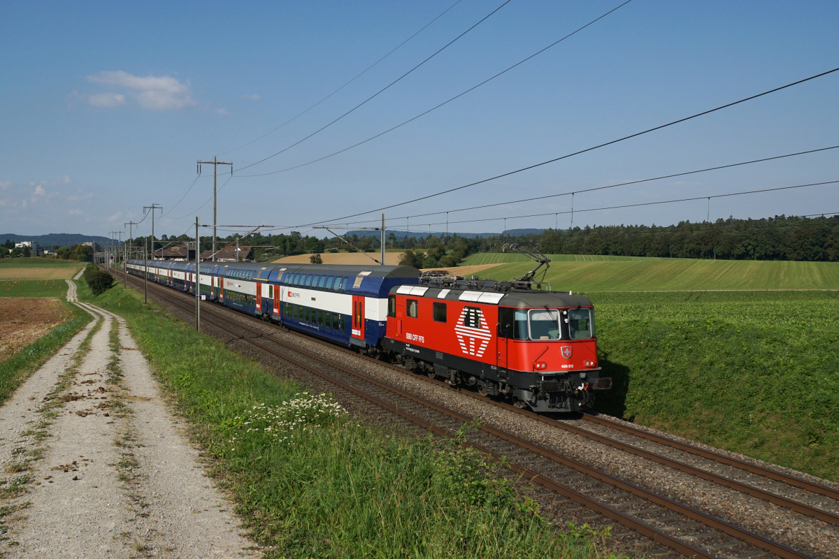 Ein HVZ-Pendel mit der Re 420 212-3 an der Spitze erreicht am 01.09.2016 Niederglatt.