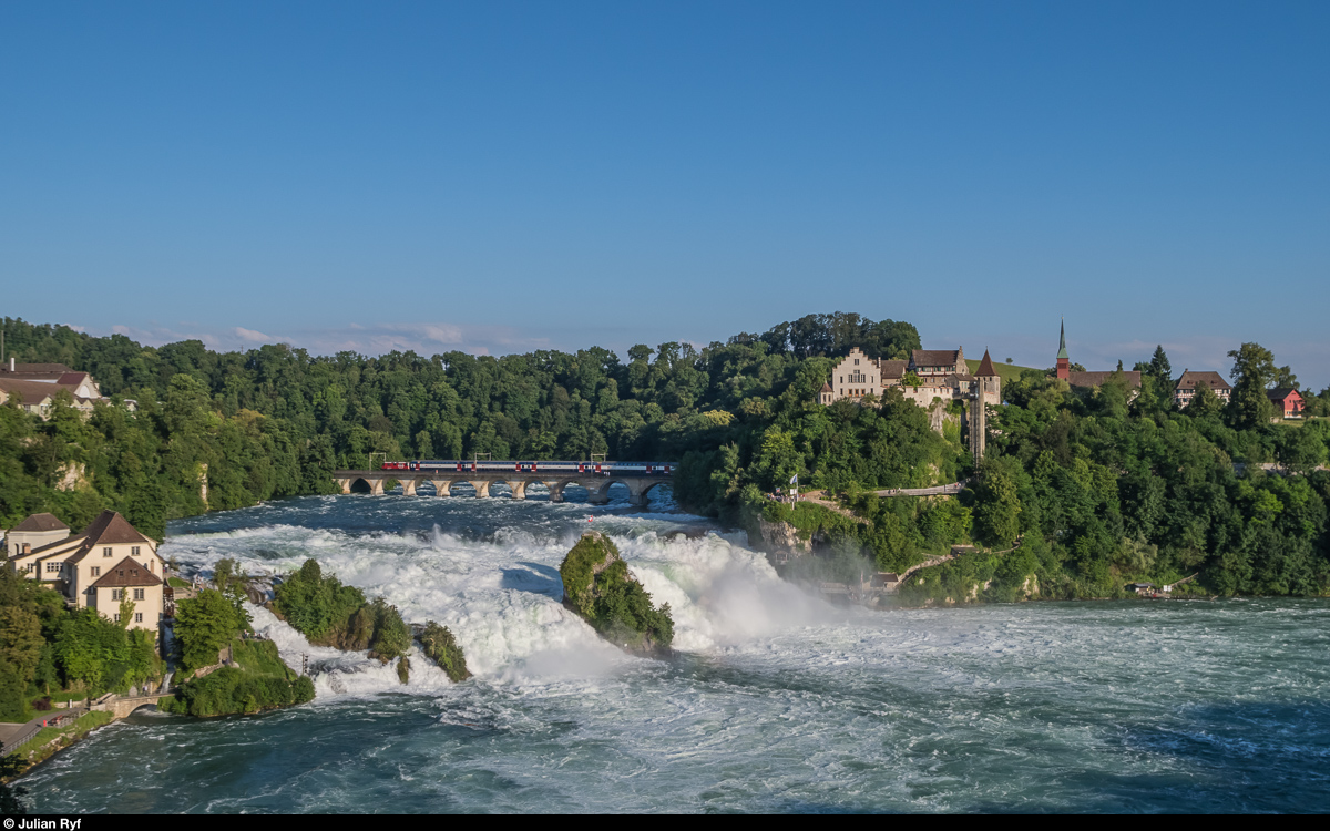 Ein HVZ-Pendel der S-Bahn Zürich überfährt am Abend des 28. Juni 2016 die Brücke über den Rheinfall in Richtung Schaffhausen.