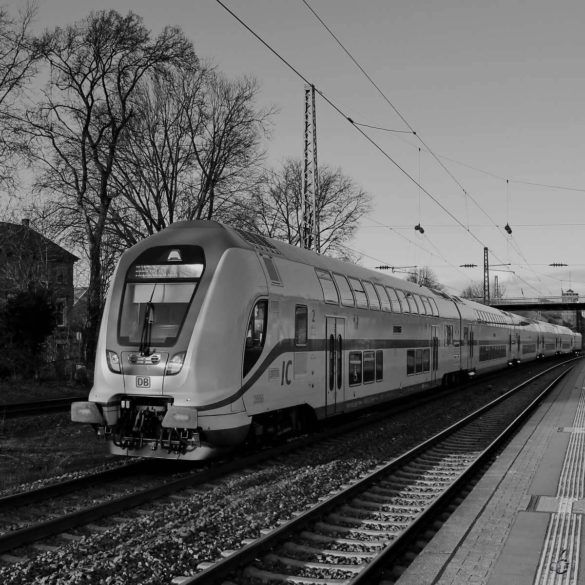 Ein IC 2 (2856) ist hier Mitte März 2021 bei der Durchfahrt in Wuppertal-Unterbarmen zu sehen.