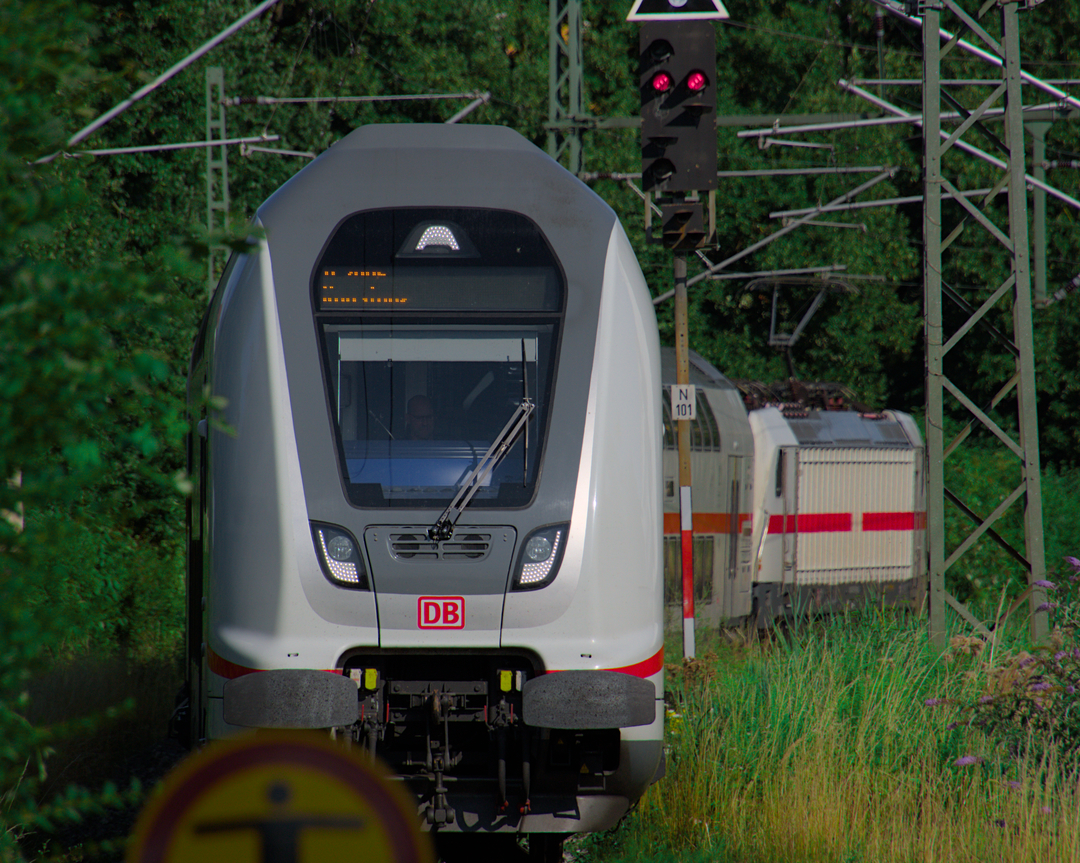 Ein IC 2 der 3. Bauserie kurz vor der Durchfahrt durch Konstanz-Petershausen als IC 2006 nach Dortmund.