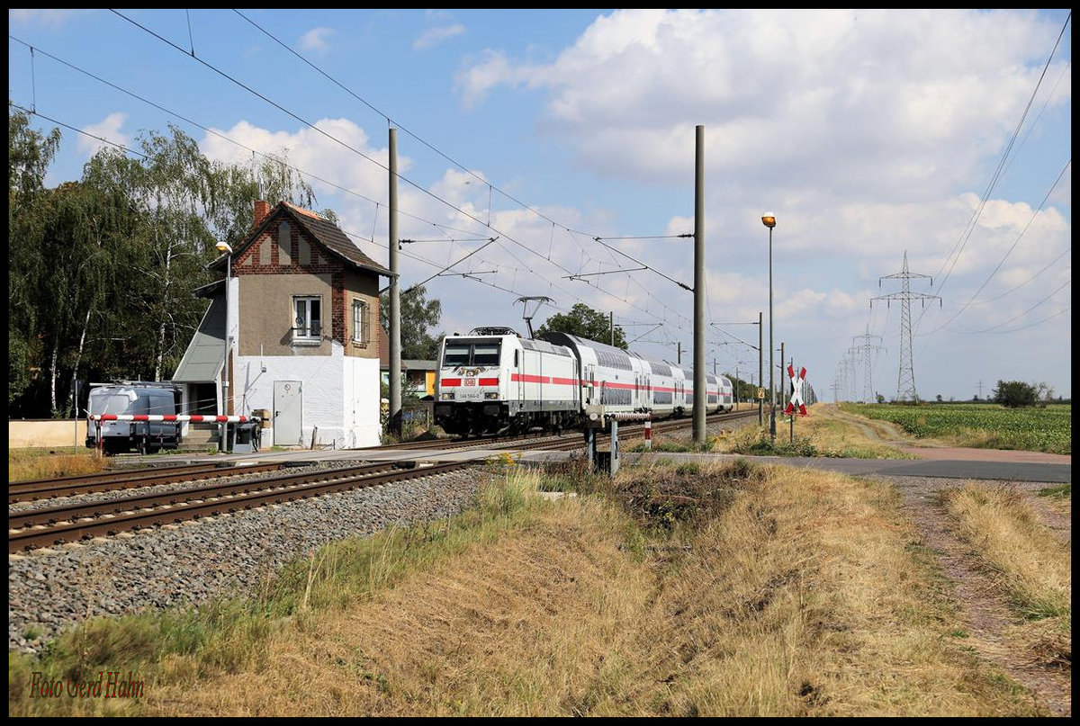 Ein IC 2 mit Zuglok 146564 passiert hier am 25.8.2020 um 12.05 Uhr auf der Fahrt nach Halle an der Saale den Schrankenposten bei Braschwitz.