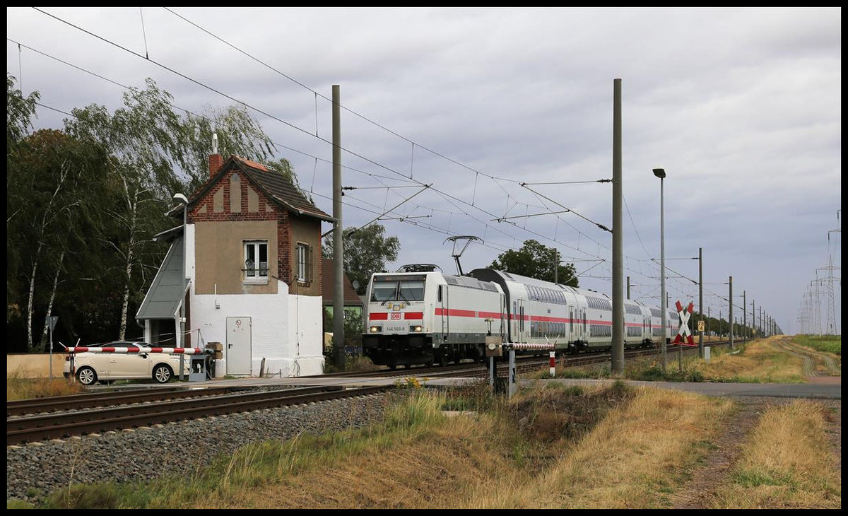 Ein IC 2 mit Zuglok 146560-8 passiert hier auf dem Weg nach Halle an der Saale den Schrankenposten bei Braschwitz.