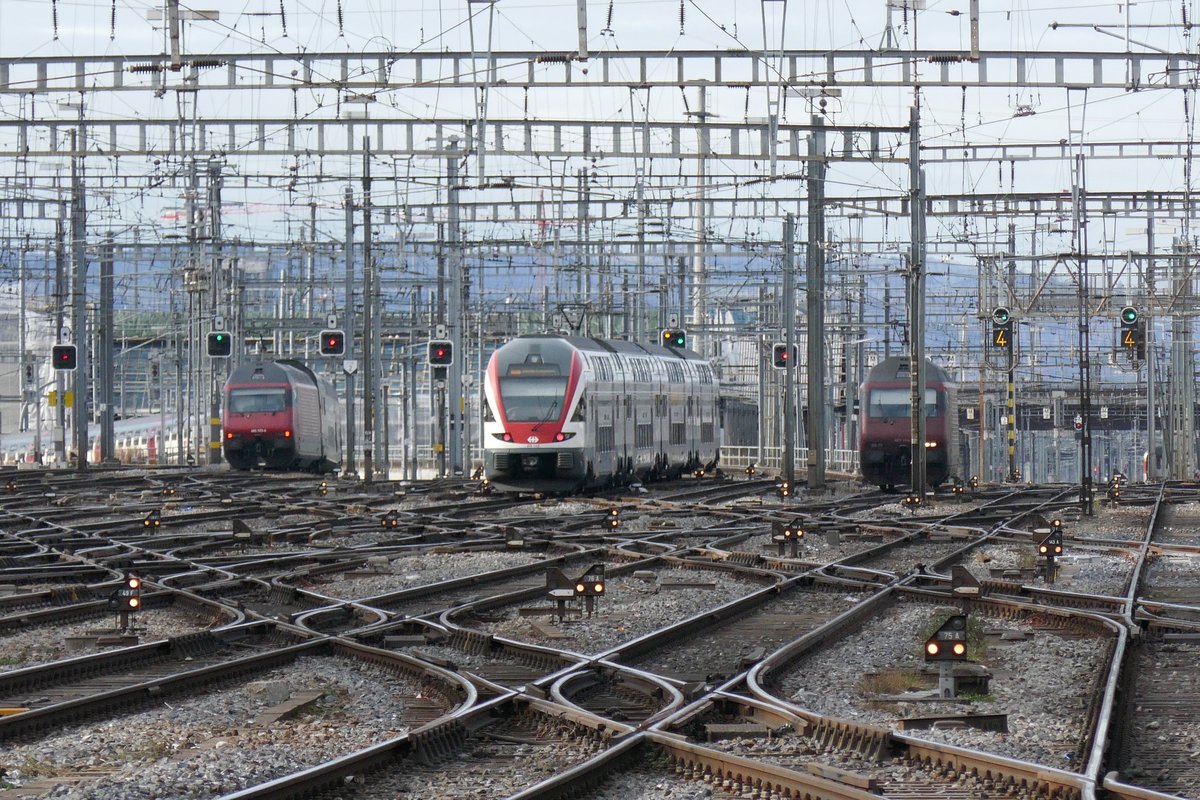 EIn IC 2000 und ein Kiss verlassen am 27.11.17 den Zürcher HB, wärend eine Re 460 am warten ist.