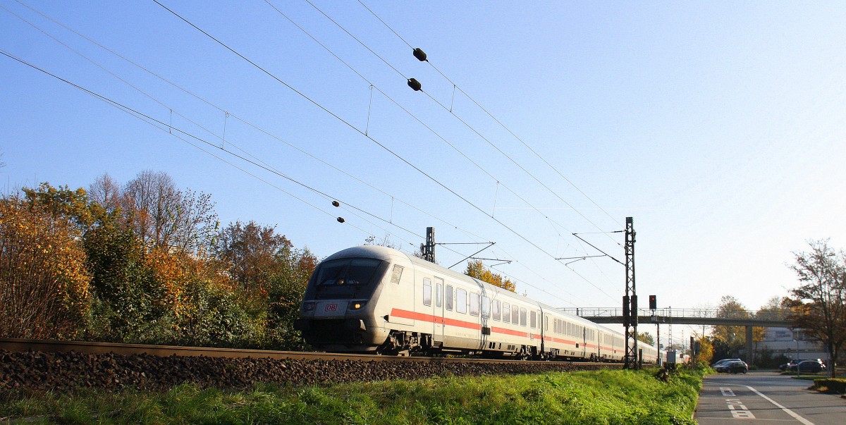 Ein IC 2024 aus Passau-Hbf nach Hamburg-Altona und am Zugende schieb die 101 028-9 DB und kommt als Umleiter aus Richtung Koblenz und fährt durch Bad-Honnef(am Rhein) in Richtung Köln.
Bei schönem Herbstwetter am Mittag vom 1.11.2015.
