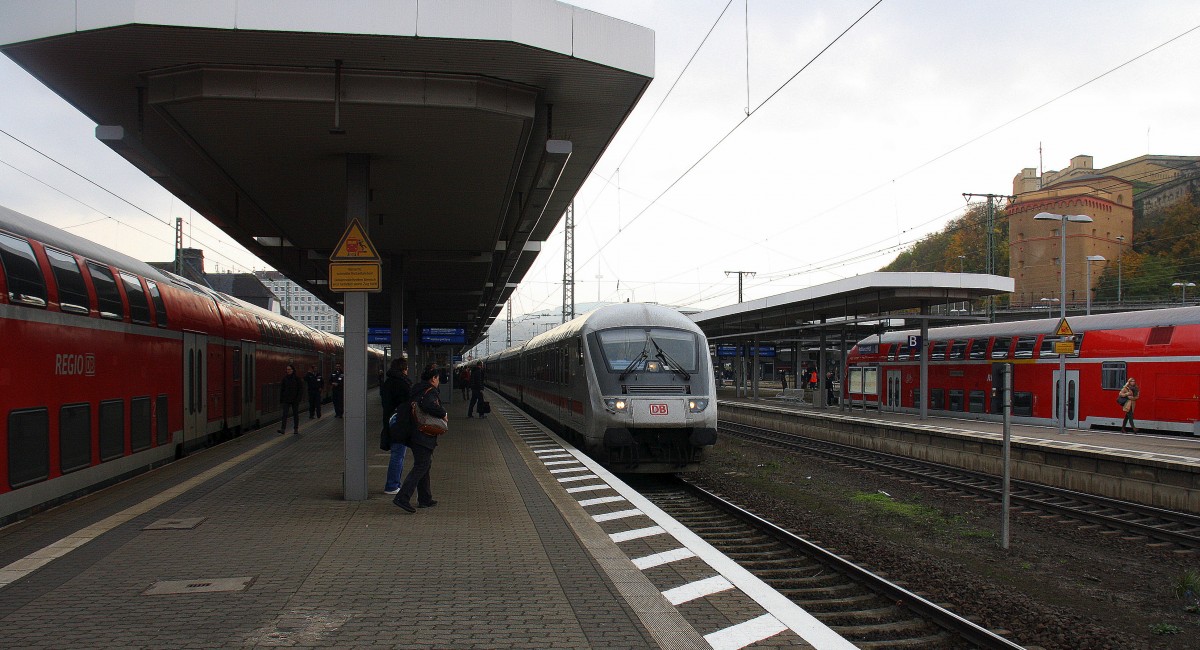 Ein IC 2312  von Stuttgart-Hbf nach Hamburg-Altona und am Zugende schieb die 101 017-2  Graubünden natürliCH  aufgenommen bei der ein fahrt von Koblenz-Hbf.
Aufgengeommen von Bahnsteig 2 in Koblenz-Hbf.
Bei Sonne und Wolken am Nachmittag vom 30.10.2015. 
