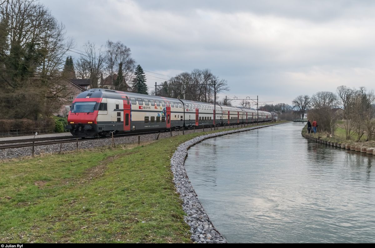 Ein IC aus Richtung Romanshorn fährt am 13. März 2016 in Bürglen TG in Richtung Brig.