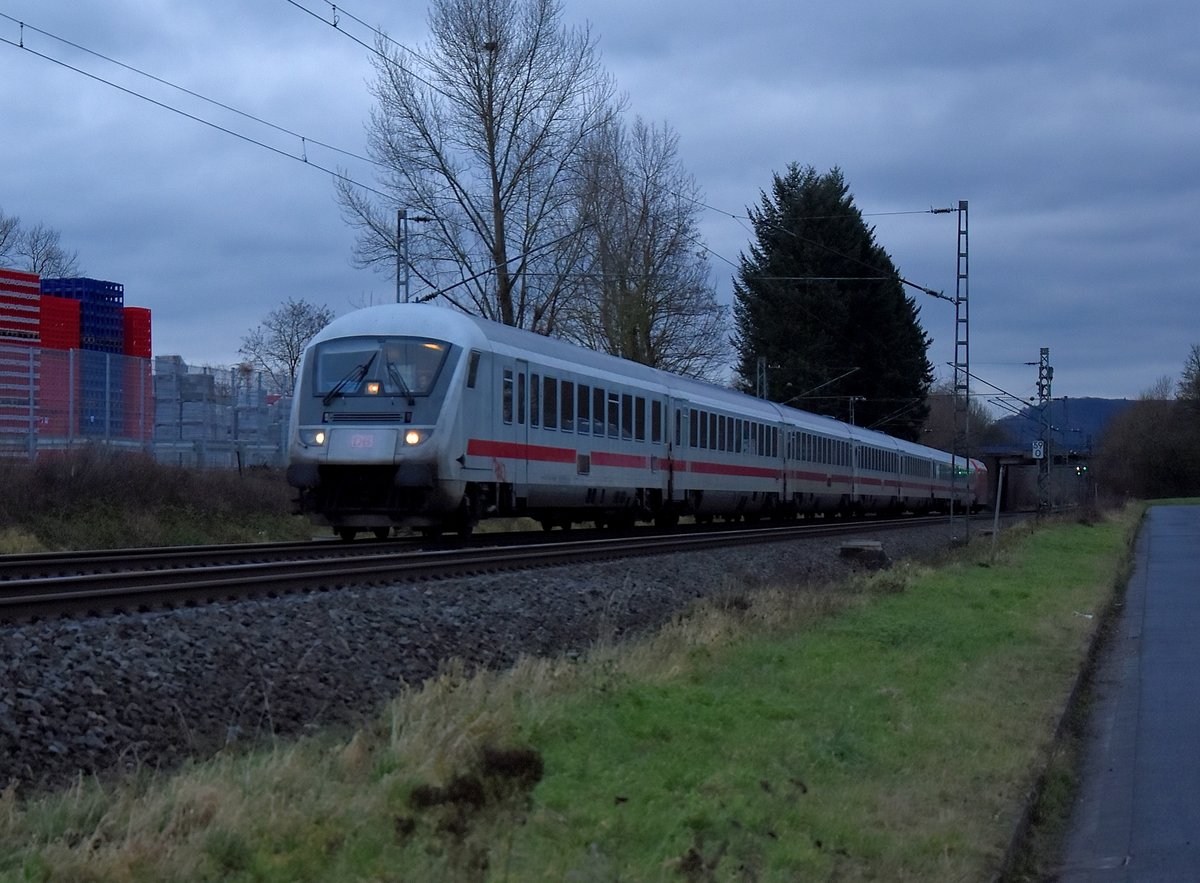Ein IC aus Richtung Süden kommend ist hier Steuerwagen voraus bei der Durchfahrt in Sinzig am Sonntag den 7.1.2018 zu sehen.