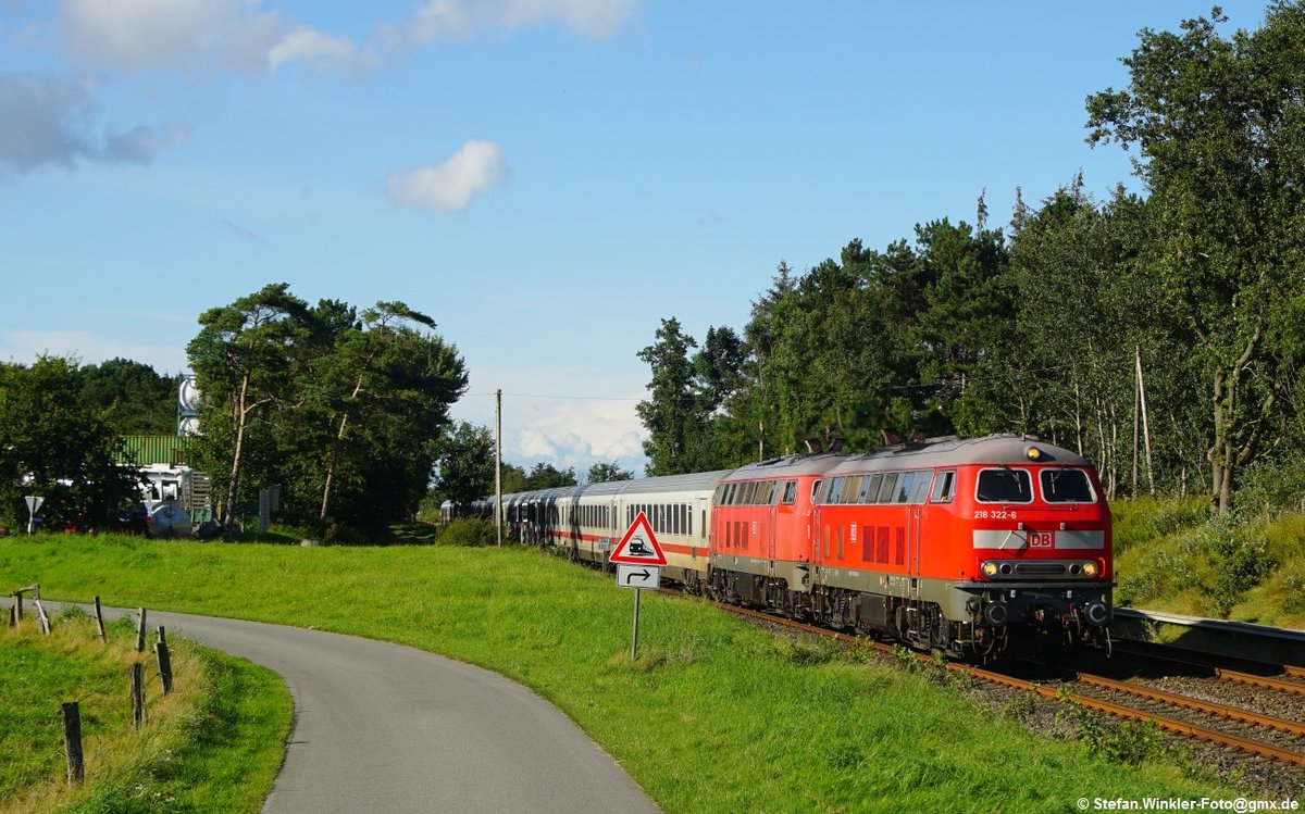 Ein IC aus Westerland kommt hier ein Stück südlich von Lunden des Weges. Zugloks sind 218322 und eine weitere 218. Foto vom 03.09.2017.  Bilderdiebstahl wird verfolgt - man kann fragen...