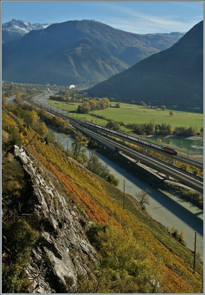 Ein IC von Brig nach Basel SBB verlässt die Simplonlinie, um kurz darauf durch den Lötschberg Bassis Tunnel (LBT) Richtung Spiez zu fahren.
7. Nov. 2013
