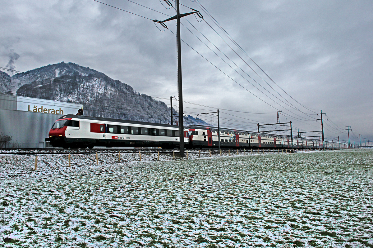 Ein Ic Bt-Steuerwagen führt den Re von Zürich HB nach Chur,eine Re 460 schiebt nach.Bild Bilten 20.1.2015 
