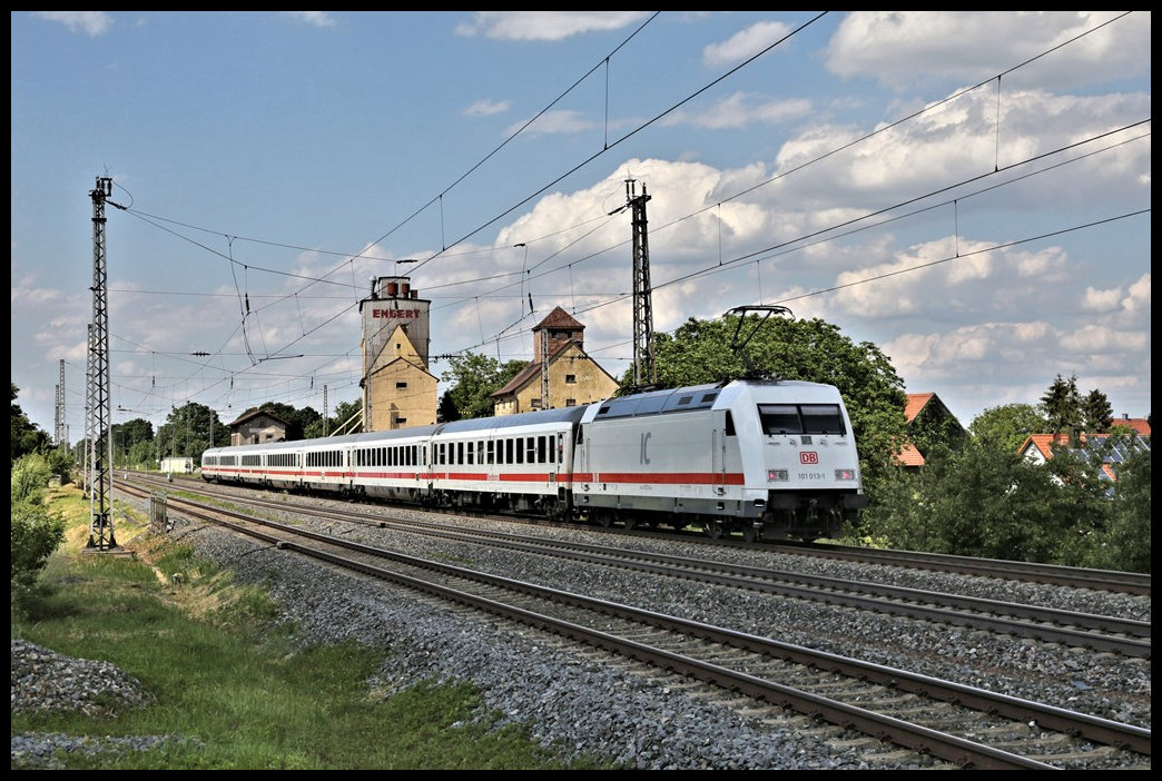 Ein IC, geschoben von der farblich gleich gestalteten 101013-1, ist hier am 1.6.2022 bei Herrenberchtheim um 15.57 Uhr auf dem Weg nach Würzburg.