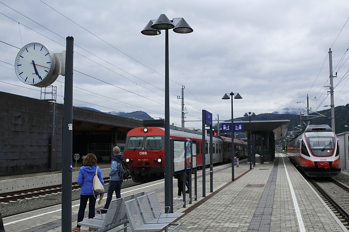 Ein IC von Graz nach Salzburg und ein 4024 treffen sich am 02.10.2019 im Bahnhof Liezen. Im Vergleich zur vorherigen Aufnahmen hat der Bahnhof einige Veränderungen über sich ergehen lassen müssen...
