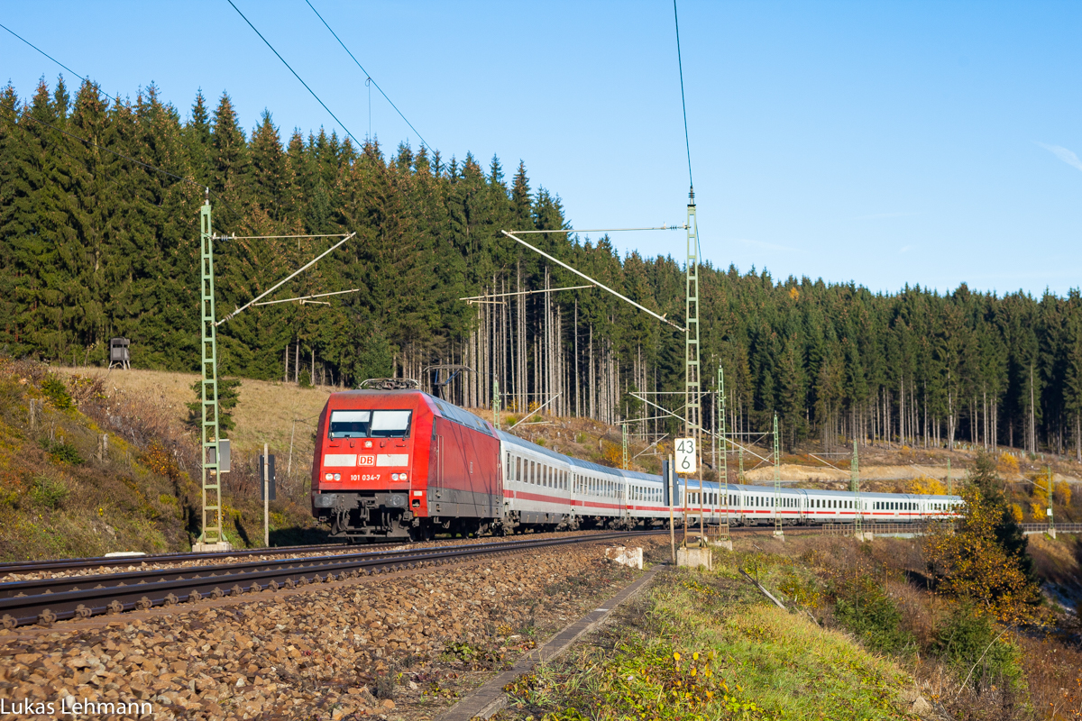 Ein IC mit der 101 fährt im Frankenwald umher in Steinbach, 02.11.2015