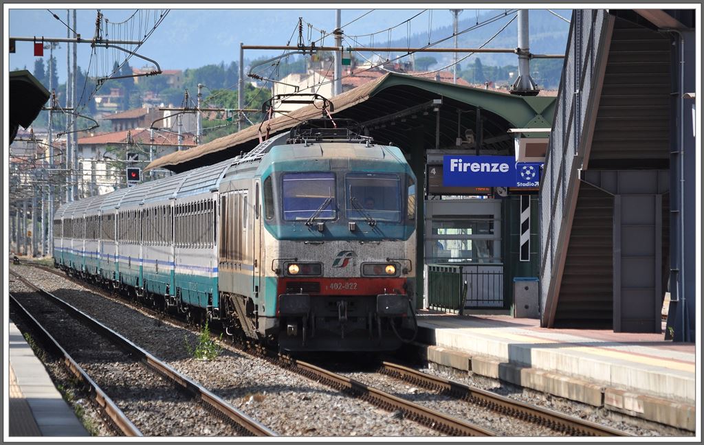 Ein IC mit E402 022 fhrt ohne Halt durch Firenze Campo di Marte. (18.06.2013)