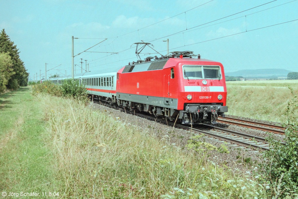 Ein IC mit zwei Loks war am 11.8.04 etwa 1 km nördlich von Uffenheim unterwegs. Es zog 120 136.