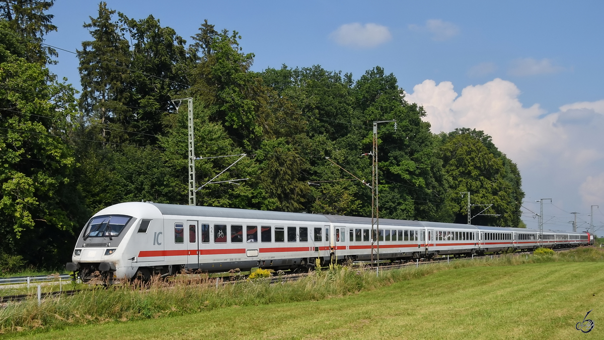 Ein IC ist Mitte August 2020 bei Strass in Richtung Traunstein unterwegs.