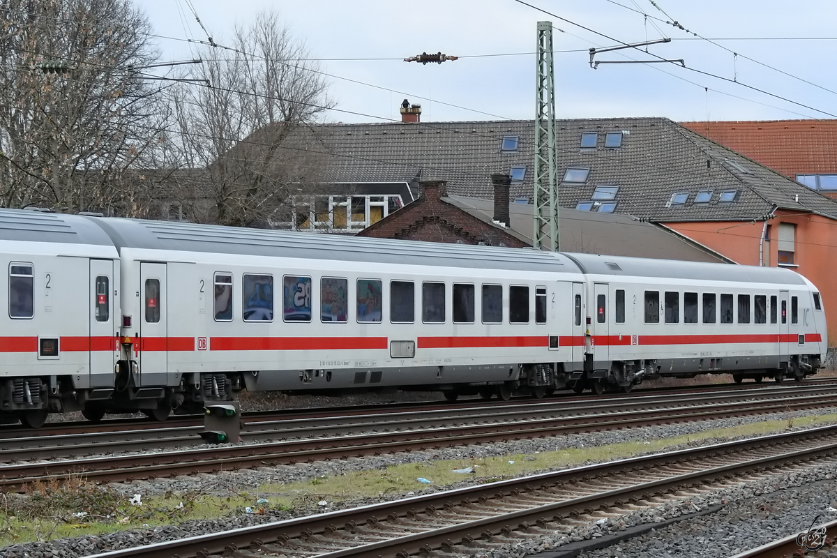 Ein IC-Reisewagen (61 80 20-95 624-8 Bpmbdz) und ein Steuerwagen ist hier Mitte März 2021 in Wuppertal-Unterbarmen zu sehen.
