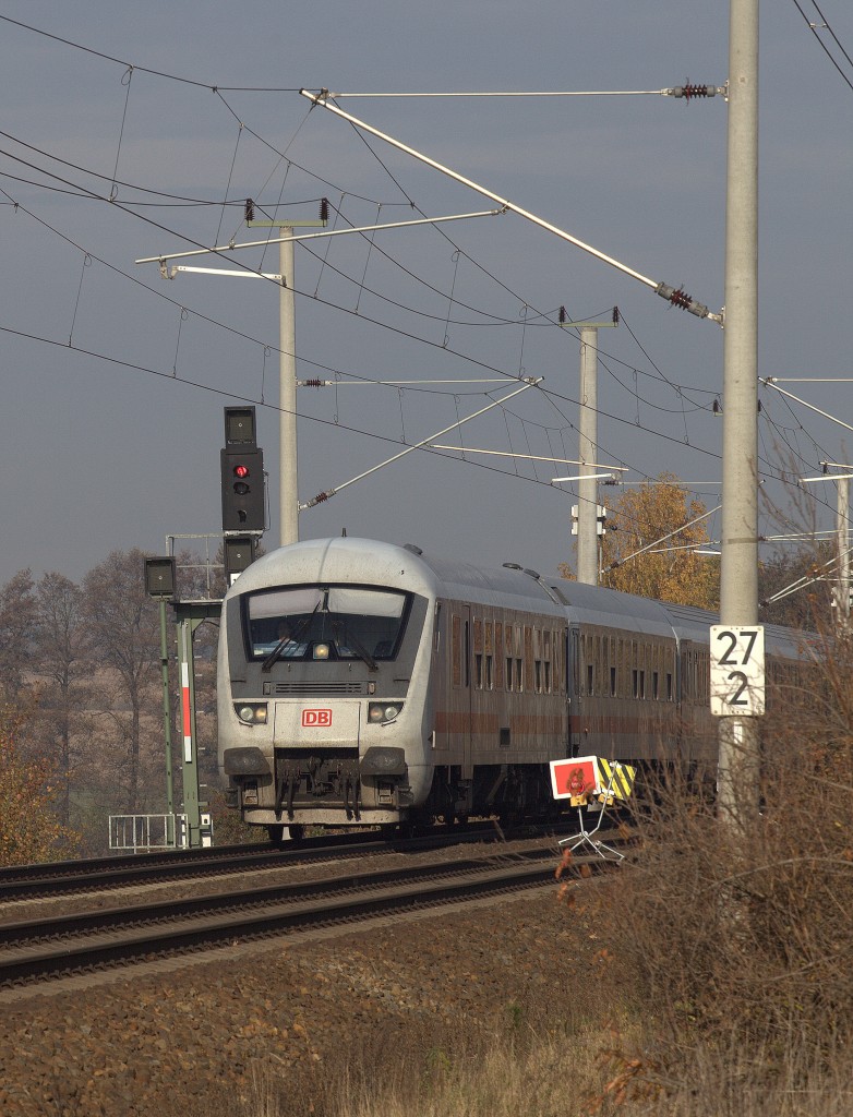 Ein IC Richtung  Dresden passiert gerade KM 27,2 an der Strecke Dresden Berlin.05.11.2015 10:12 Uhr.